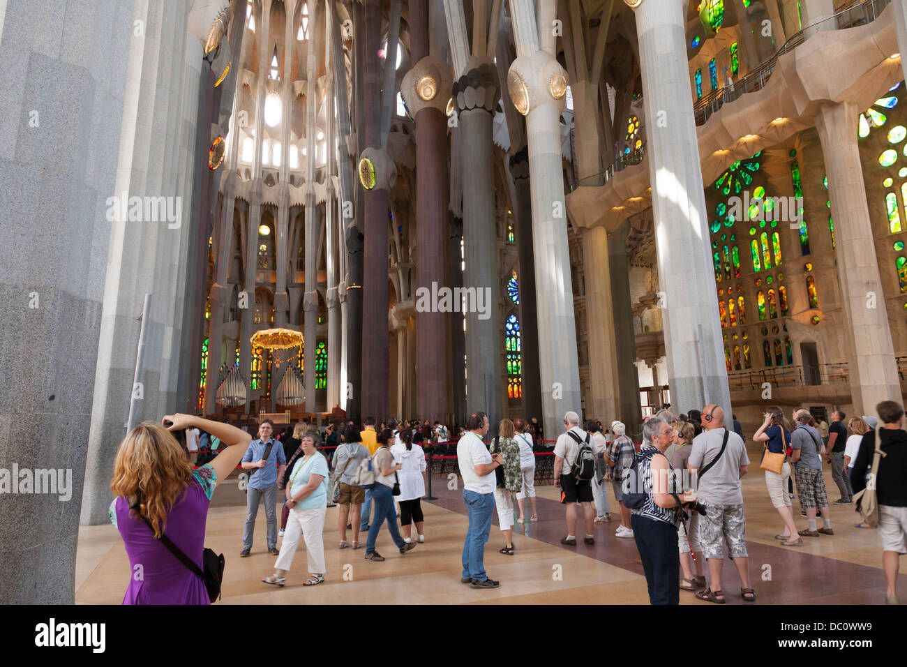 Les touristes à l'intérieur de la Sagrada Familia, Barcelone. Banque D'Images