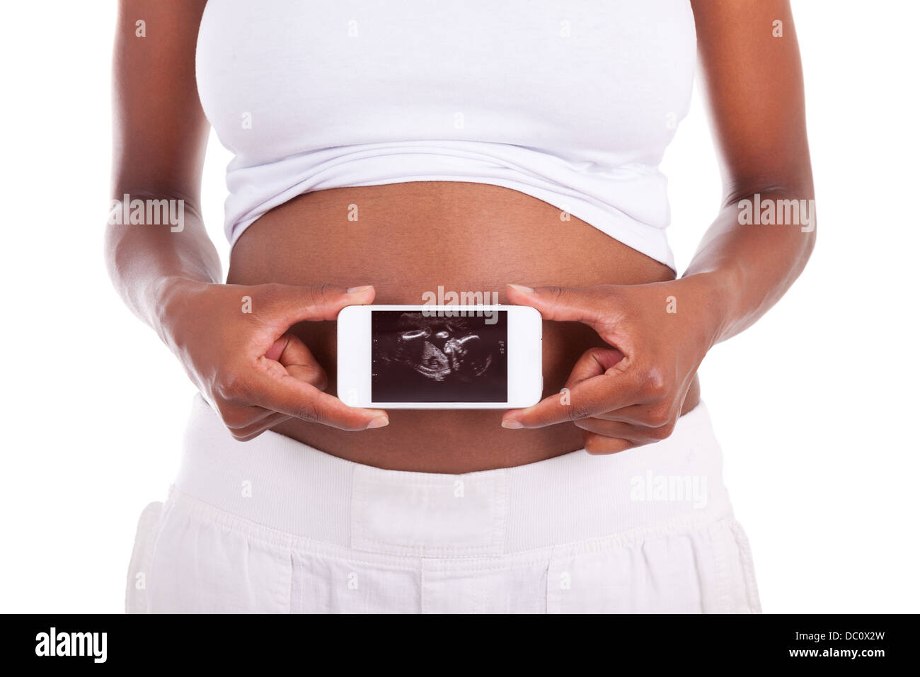 Jeune femme noire enceinte montrant une échographie photo de son ventre , isolé sur fond blanc - les peuples africains Banque D'Images