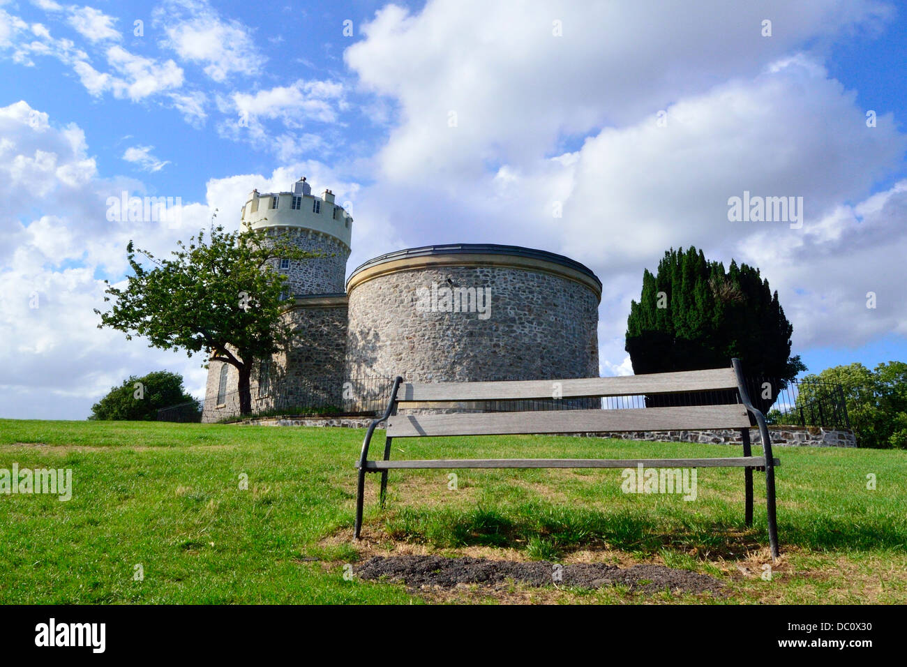 Observatoire Clifton & Camera Obscura Bristol avec banc en premier plan sous le soleil d'été. Vue du pont suspendu Banque D'Images