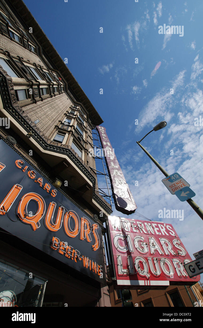 Liquor Store signe dans le quartier du Tenderloin à San Francisco, USA Banque D'Images