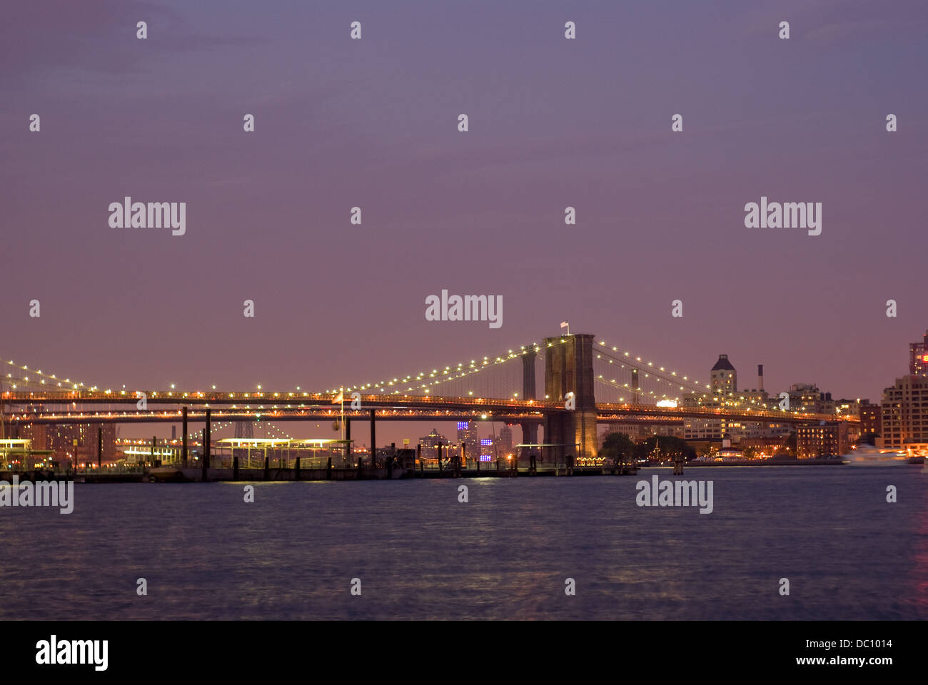 Pont de Brooklyn au coucher du soleil Banque D'Images