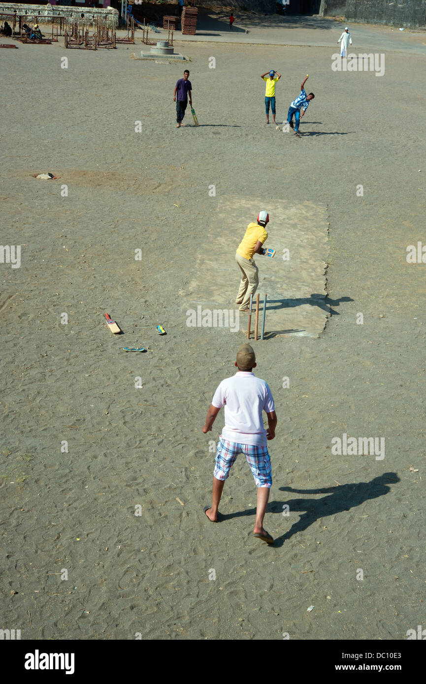 Les enfants jouer au cricket sur l'aire de l'intérieur du Fort de Saint Jérôme, Daman Banque D'Images