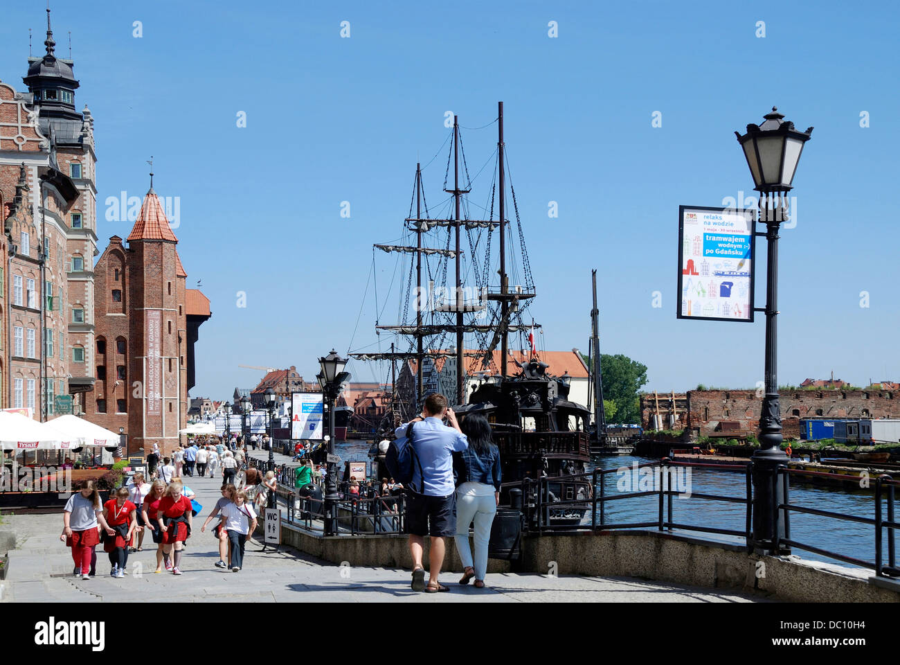 Historique de la vieille ville de Gdansk avec le vieux port sur le relax s. Banque D'Images