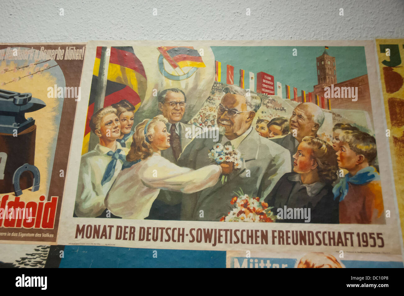 Allemagne, Berlin. Lichtenberg. Musée de la Stasi. Affiches de propagande de la DDR et de l'Allemagne de célébrer l'amitié soviétique. Banque D'Images