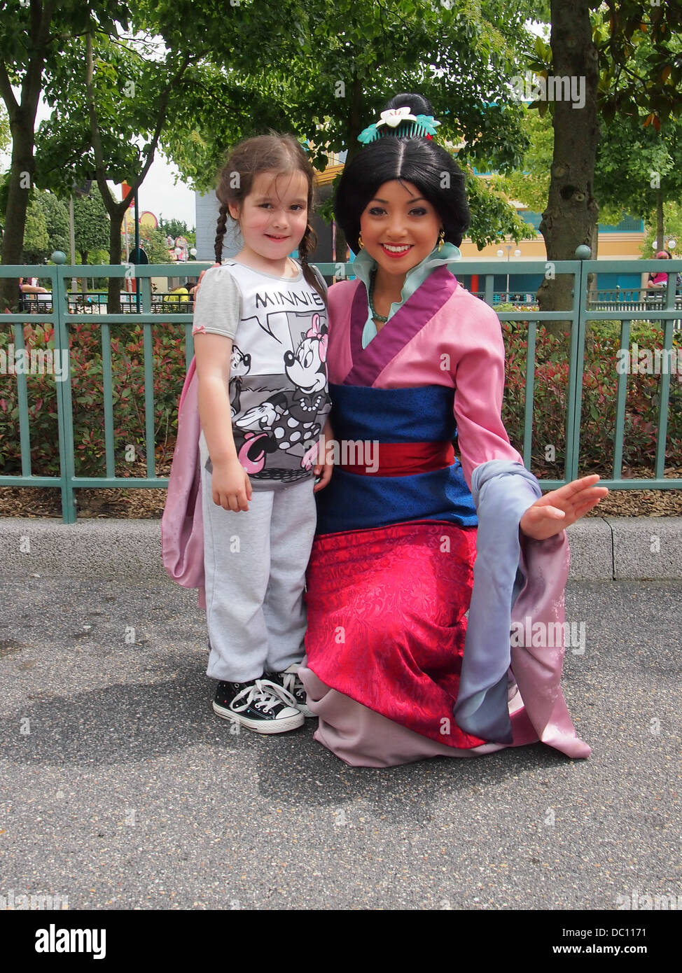 Princesse Disney Mulan pose avec une petite fille à Disneyland Paris en France Banque D'Images
