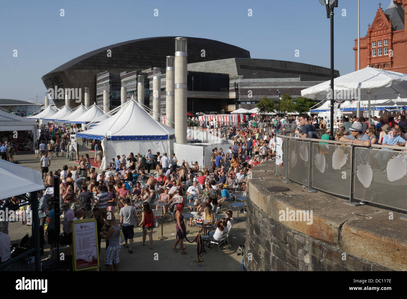 Une foule de gens qui profitent du soleil d'été au Cardiff Bay Food and Drink Festival, au pays de Galles, au Royaume-Uni, dans le bassin ovale Banque D'Images