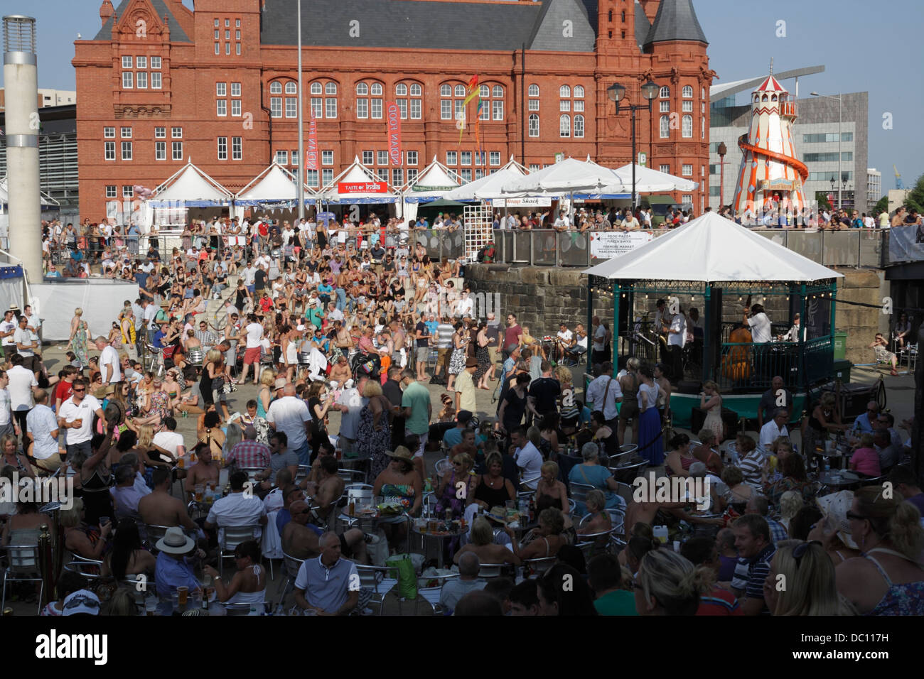 Une foule de personnes qui profitent du soleil d'été au Cardiff Bay Food and Drink Festival.Bassin ovale.Pays de Galles Royaume-Uni Banque D'Images