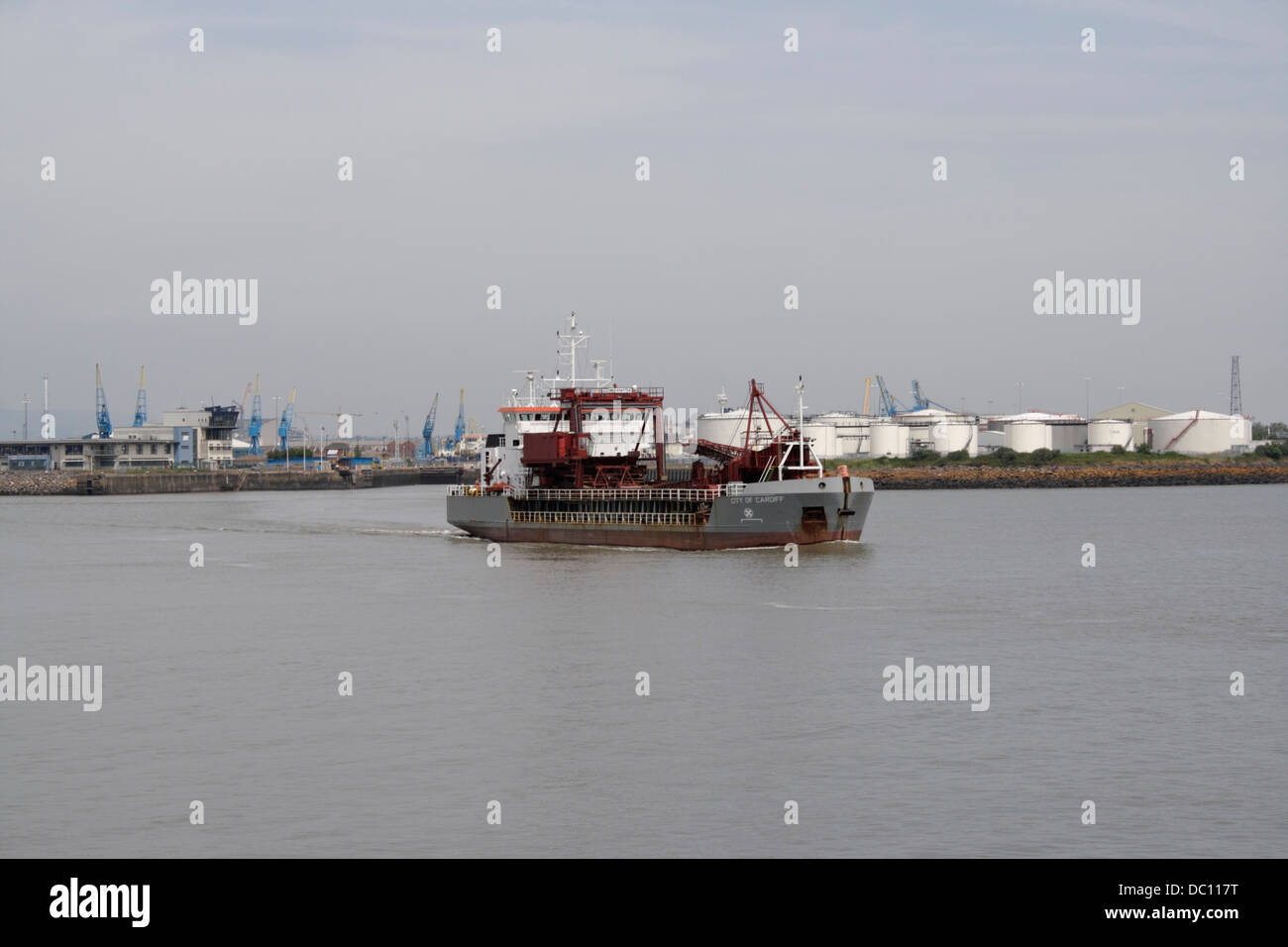 La drague de sable de la « ville de Cardiff » quitte les quais de Cardiff. Navigation côtière britannique, côte galloise Banque D'Images