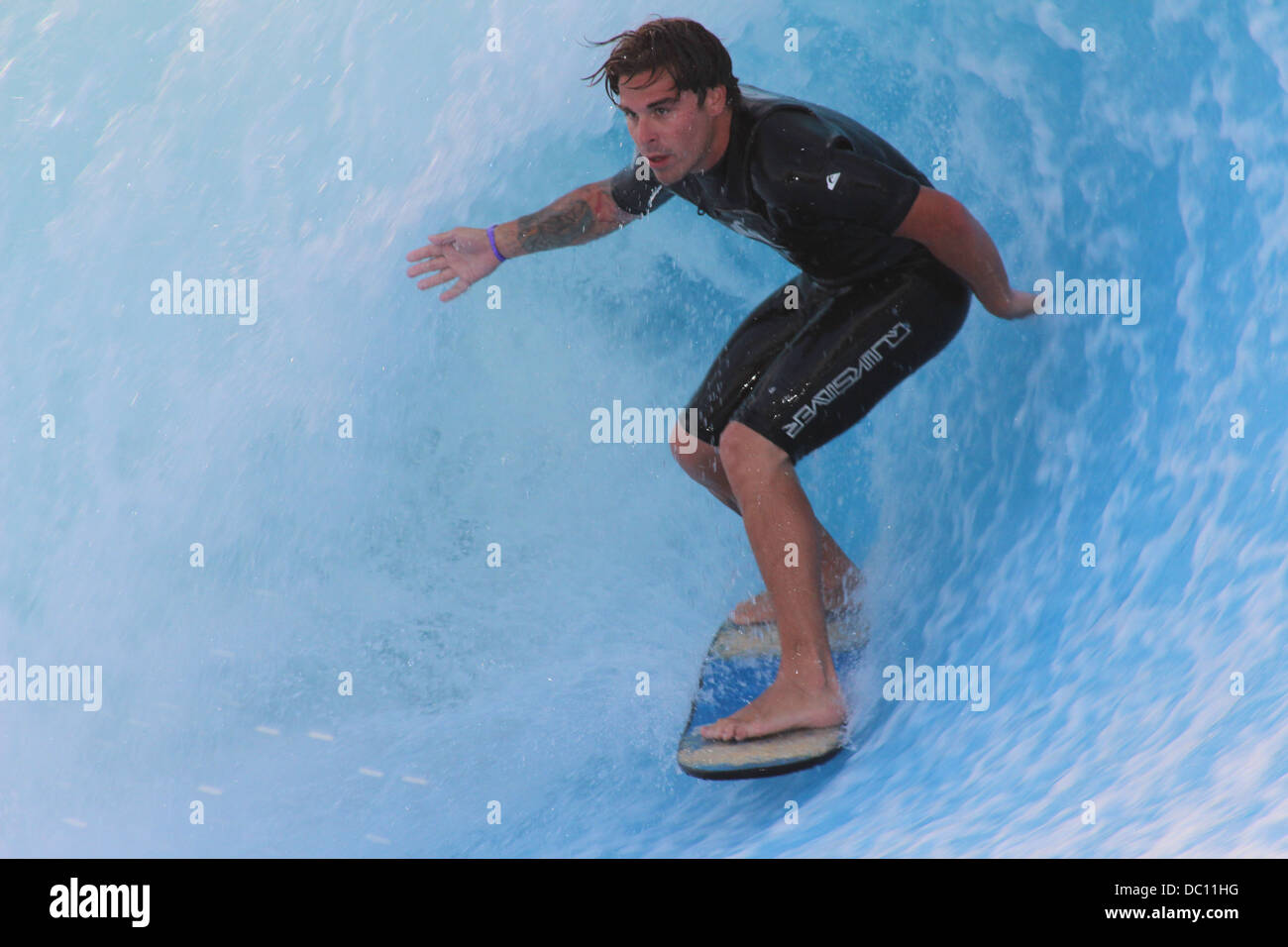 surfer sur les vagues Banque D'Images