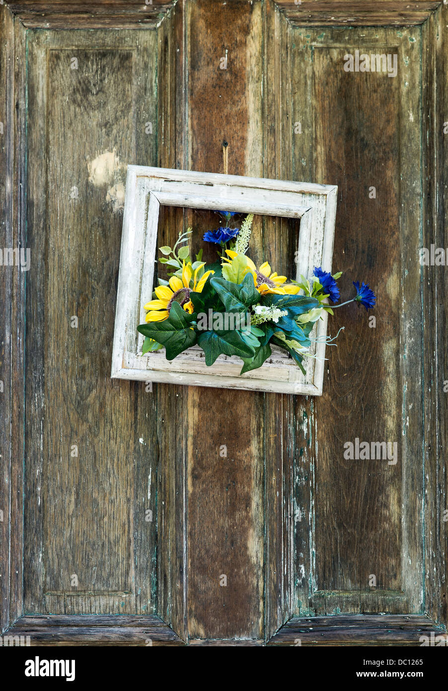 Porte rustique avec décoration. Banque D'Images