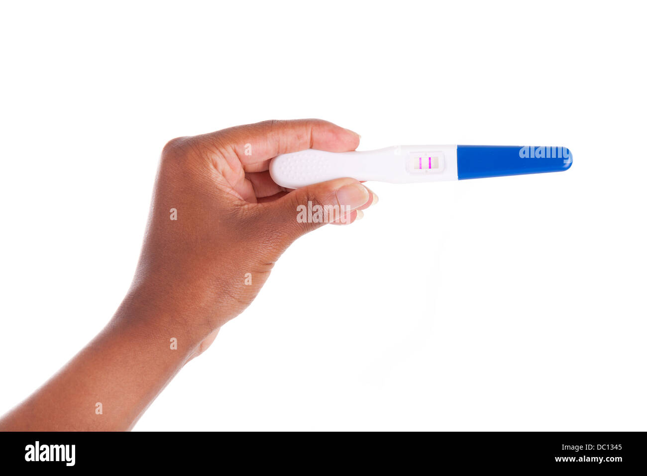 Femme noire main tenant un test de grossesse positif - peuple africain, isolé sur fond blanc - les peuples africains Banque D'Images