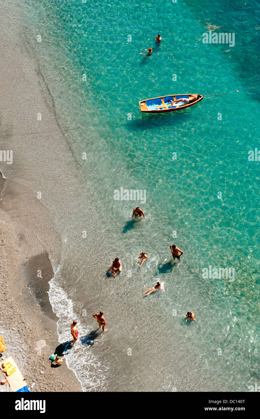 Piscine et transats sur la plage à l'Amalfi, Côte Amalfitaine, Italie Banque D'Images