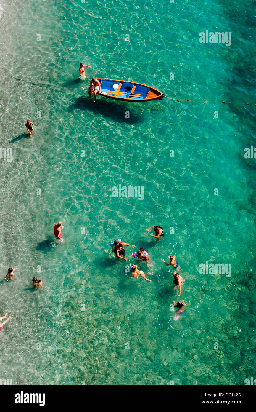Piscine et transats sur la plage à l'Amalfi, Côte Amalfitaine, Italie Banque D'Images