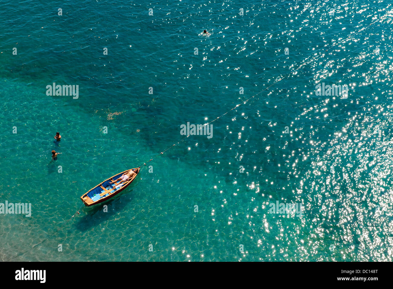 Piscine et transats sur la plage à l'Amalfi, Côte Amalfitaine, Italie Banque D'Images