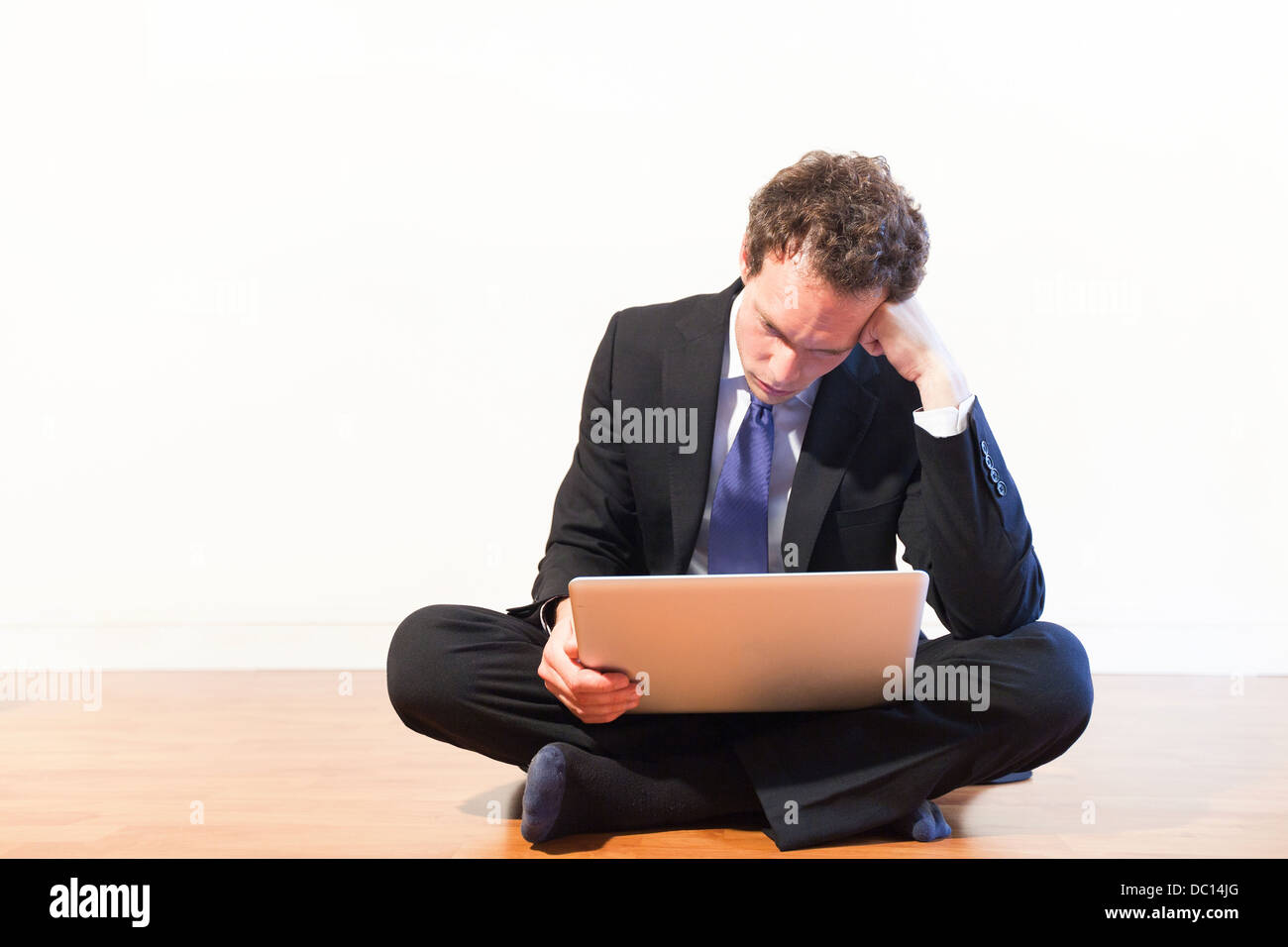 Business man with laptop Banque D'Images