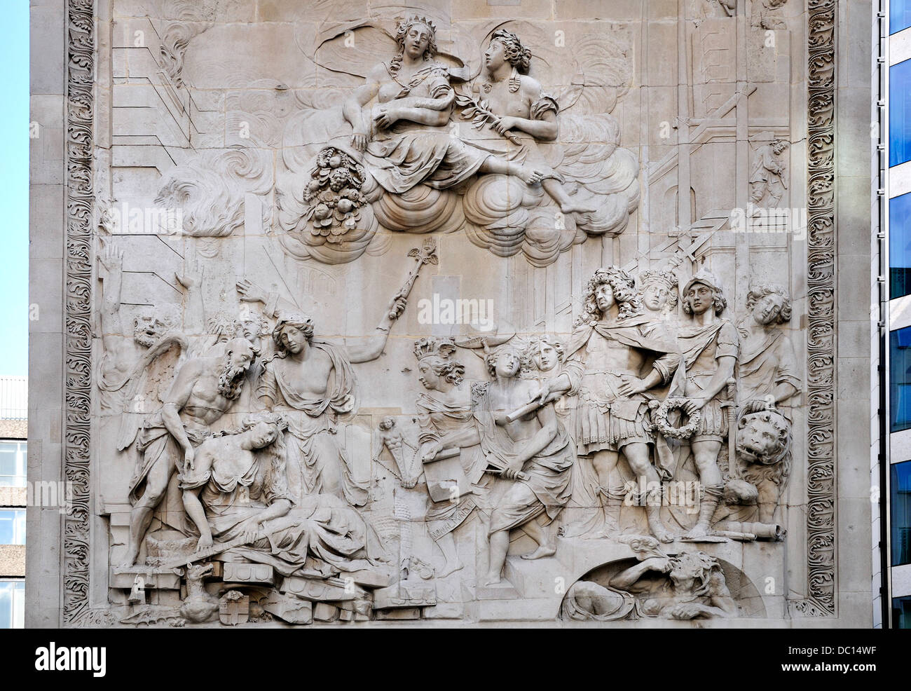 Londres, Angleterre, Royaume-Uni. Le Monument (1677, Sir Christopher Wren / Robert Hook) Relief sculpture (voir description) Banque D'Images