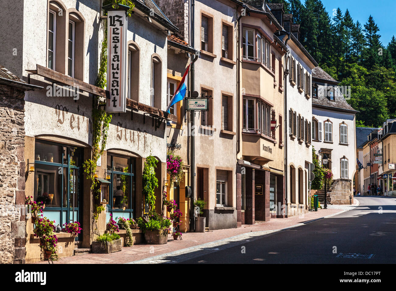 L'une des rues principales à travers le pittoresque village de Vianden au Luxembourg. Banque D'Images