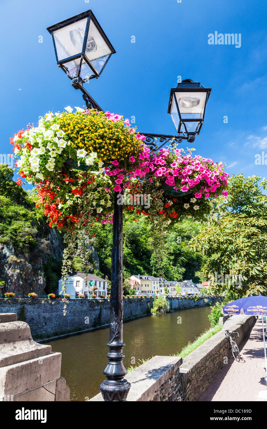 Vue pittoresque le long de la rivière Nos au joli village de Vianden au Grand-Duché de Luxembourg. Banque D'Images