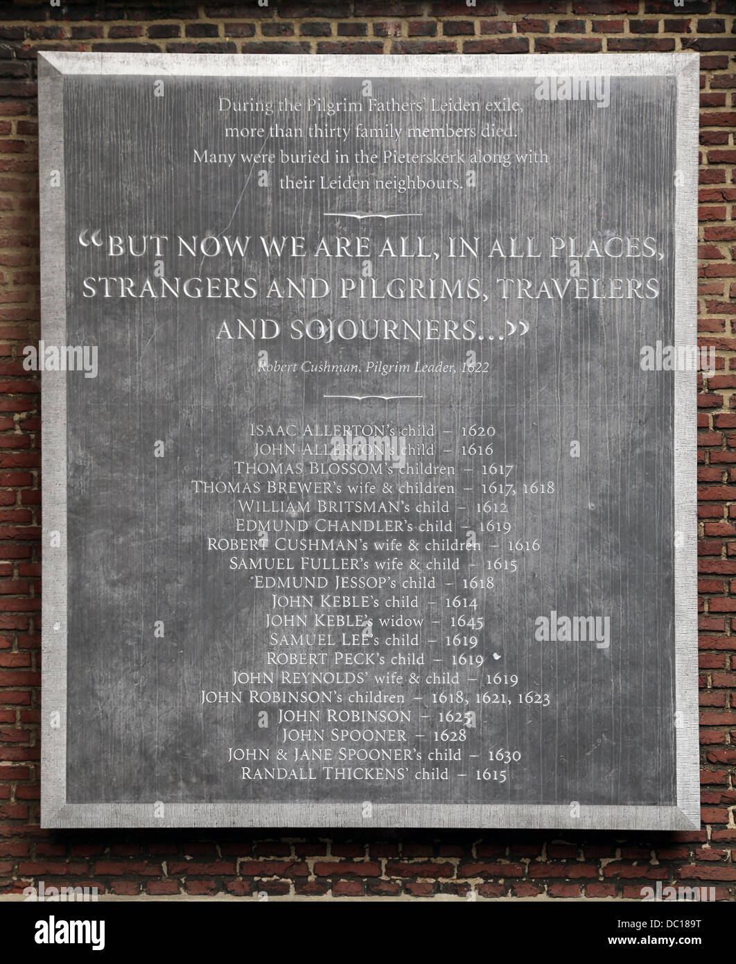 Plaque en mémoire de John Robinson à l'église St Pierre.Leiden pays-Bas.Eglise où John Robinson a été enterré - pasteur de l'église anglaise.Pilgrim Banque D'Images