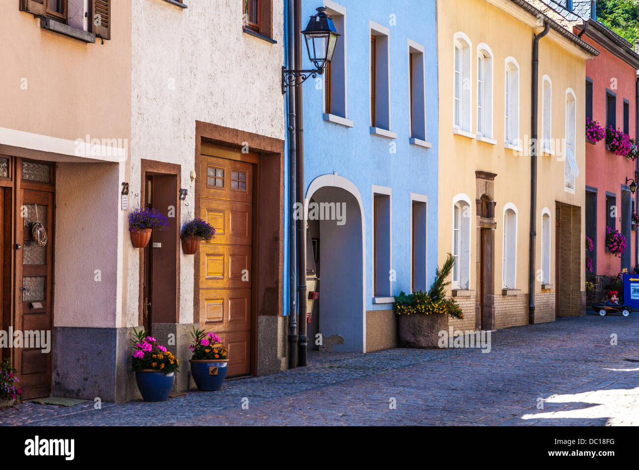Maisons colorées dans une étroite rue pavée, dans le pittoresque village de Vianden au Luxembourg. Banque D'Images