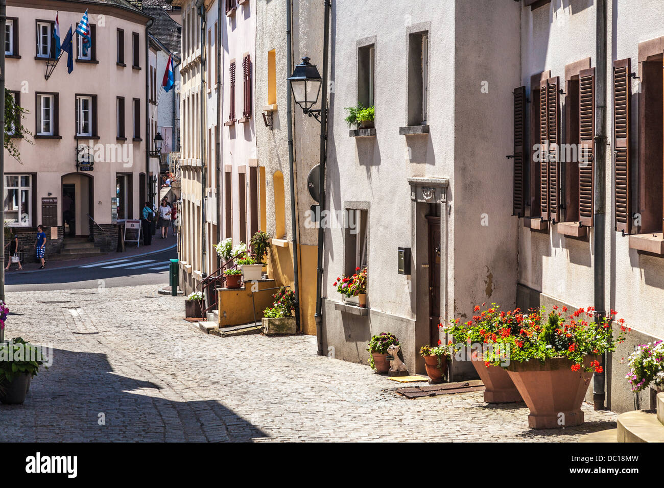 L'un des rues dans le village pittoresque de Vianden au Luxembourg. Banque D'Images