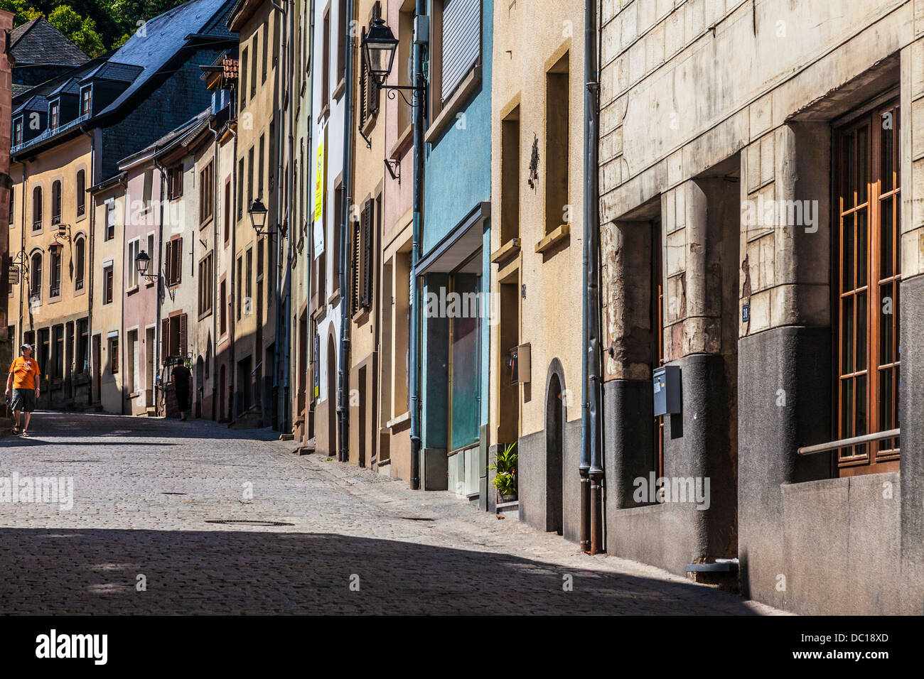 Une rue pavée pittoresque dans le joli village de Vianden au Luxembourg. Banque D'Images