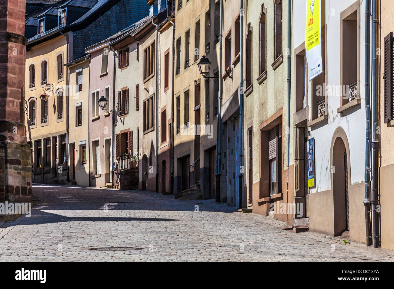 Une rue pavée pittoresque dans le joli village de Vianden au Luxembourg. Banque D'Images