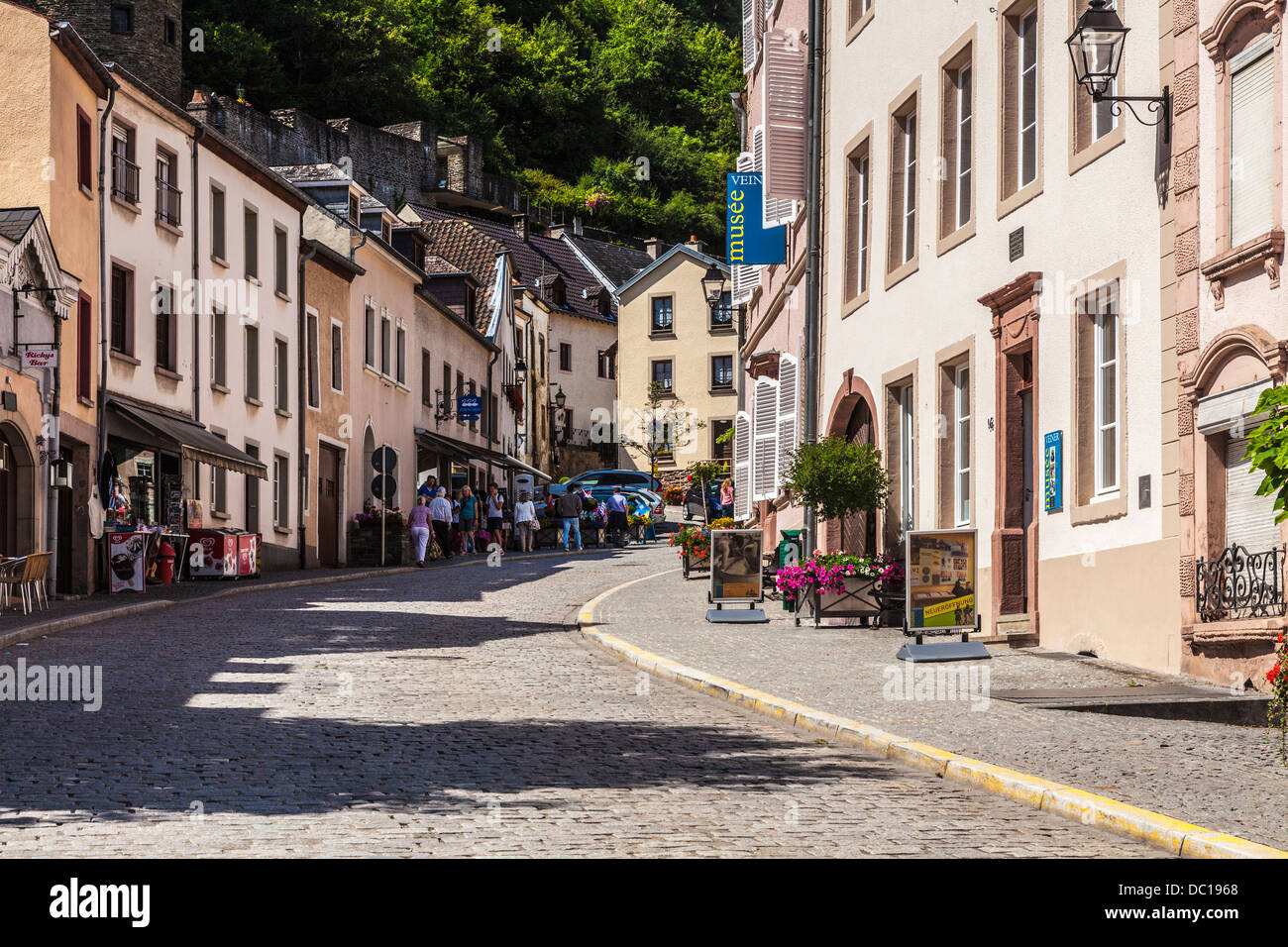 L'une des rues principales à travers le pittoresque village de Vianden au Luxembourg. Banque D'Images