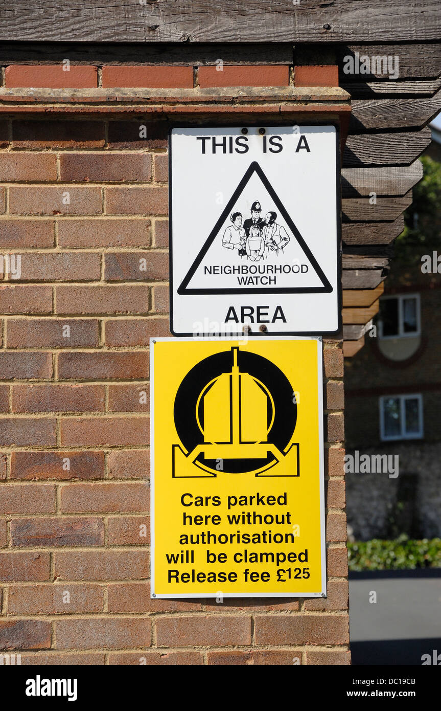 Maidstone, Kent, Angleterre, Royaume-Uni. Signes en zone résidentielle - Surveillance de quartier et de serrage de roue Banque D'Images