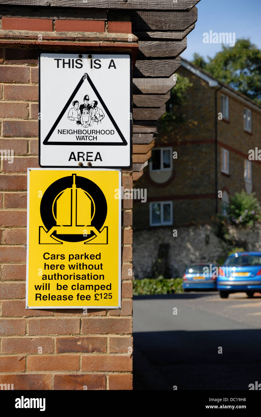 Maidstone, Kent, Angleterre, Royaume-Uni. Signes en zone résidentielle - Surveillance de quartier et de serrage de roue Banque D'Images