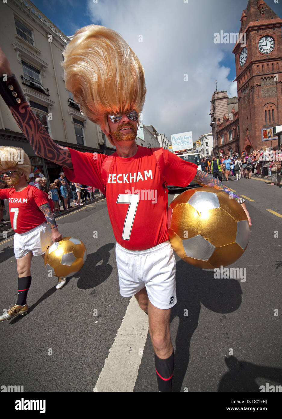 Habillé comme David Beckham, un homme s'amuse à Brighton Pride 013 Banque D'Images
