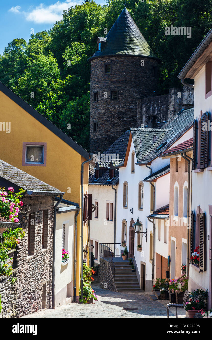 Une petite rue pavées étroites et pittoresques dans le joli village de Vianden au Luxembourg. Banque D'Images