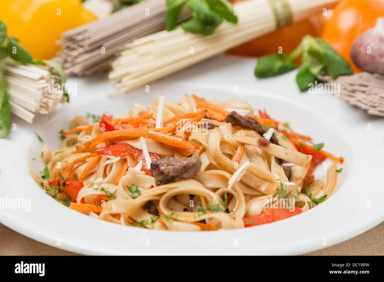 Sex des nouilles avec légumes et garnir on white plate Banque D'Images