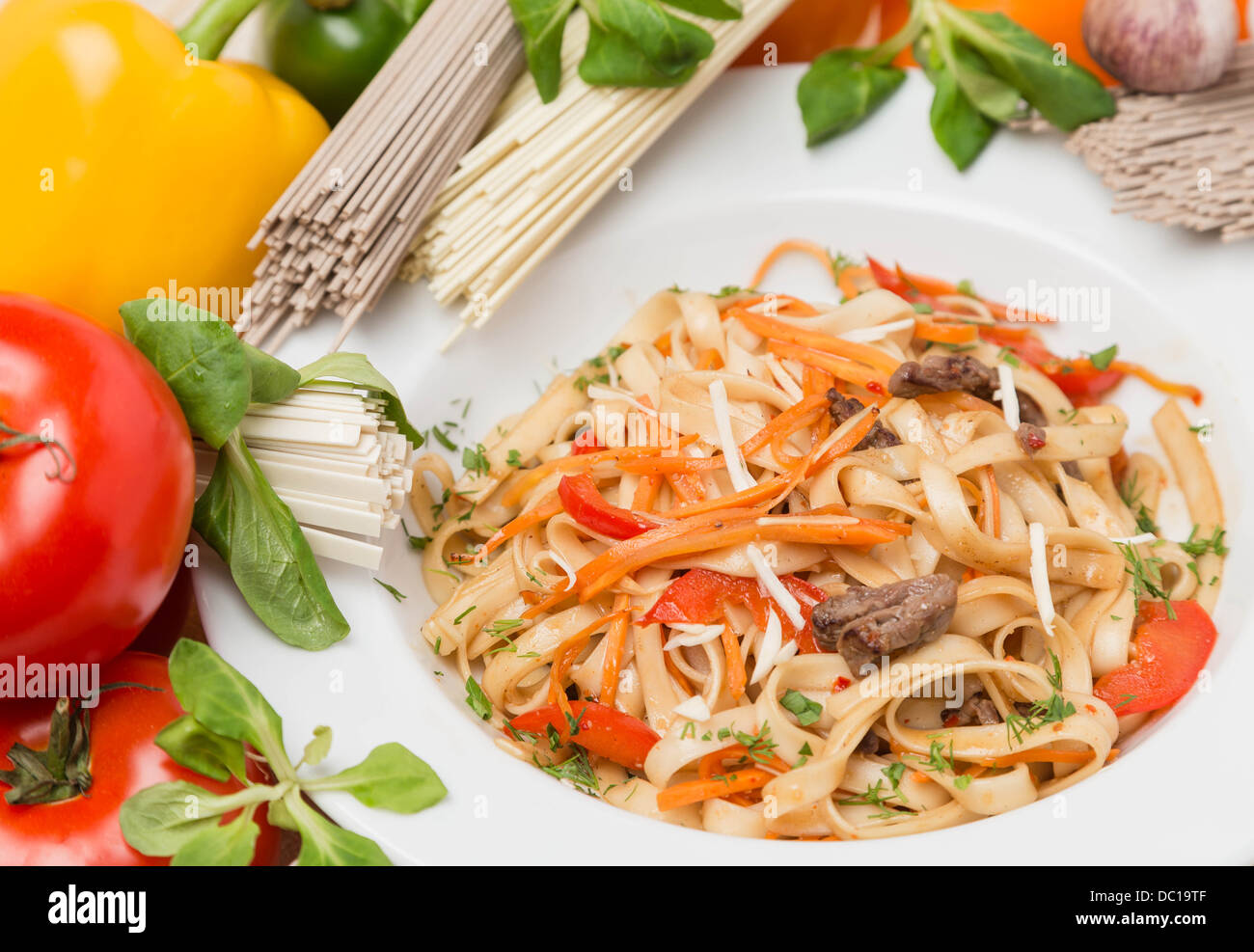 Sex des nouilles avec légumes et garnir on white plate Banque D'Images