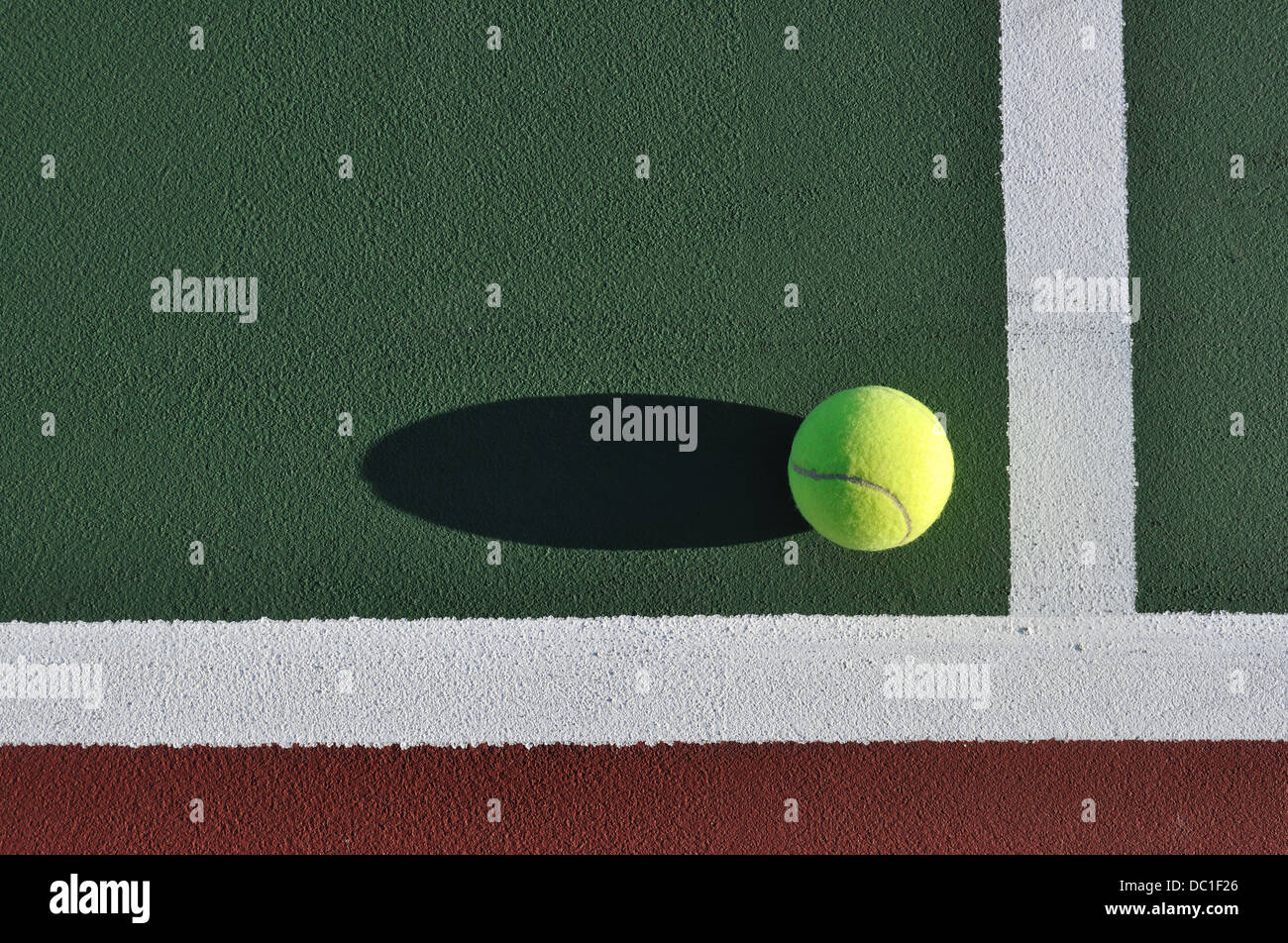 Balle de tennis sur une cour Banque D'Images