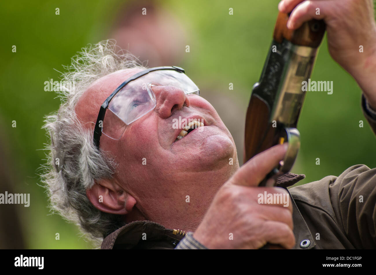 Portrait d'un homme tirant sur une simulation de tir jeu shoot argile porter des lunettes de protection Banque D'Images