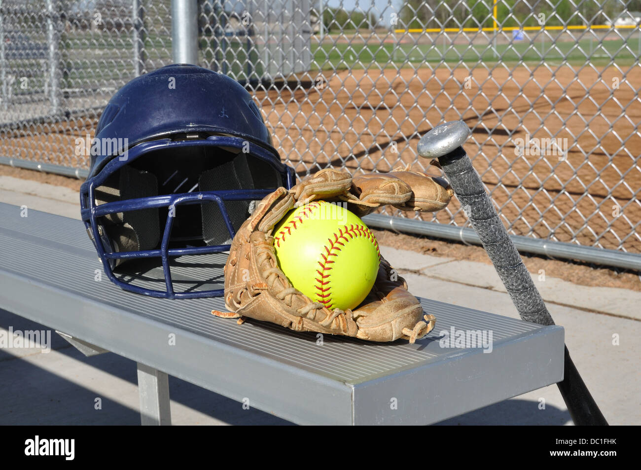 Le softball bat, casque, gant et balle Banque D'Images
