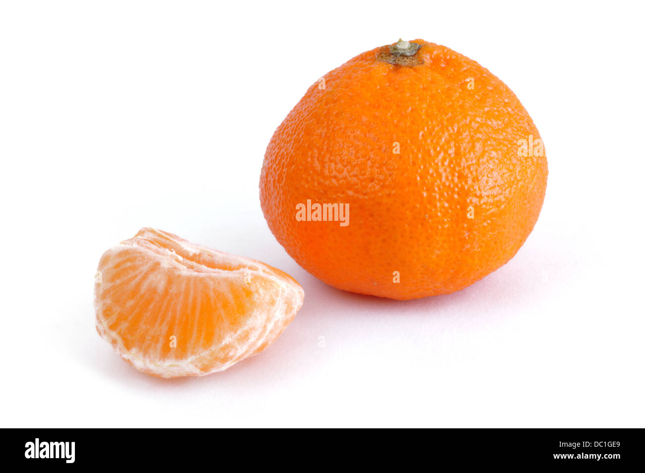 La mandarine / clémentine sur fond blanc Banque D'Images