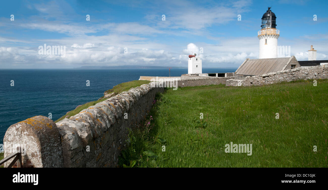 Le phare de Dunnet Head, le point le plus au nord du continent britannique. Caithness, Écosse, Royaume-Uni. Hoy, Orkney, en arrière-plan. Banque D'Images