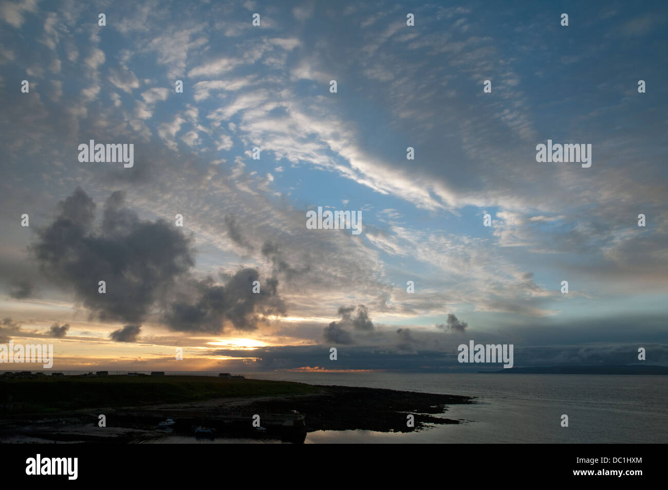 Coucher de soleil sur la Pentland Firth depuis Caithness sur la côte nord de l'Écosse, Royaume-Uni. Hoy, Orkney, au loin. Banque D'Images