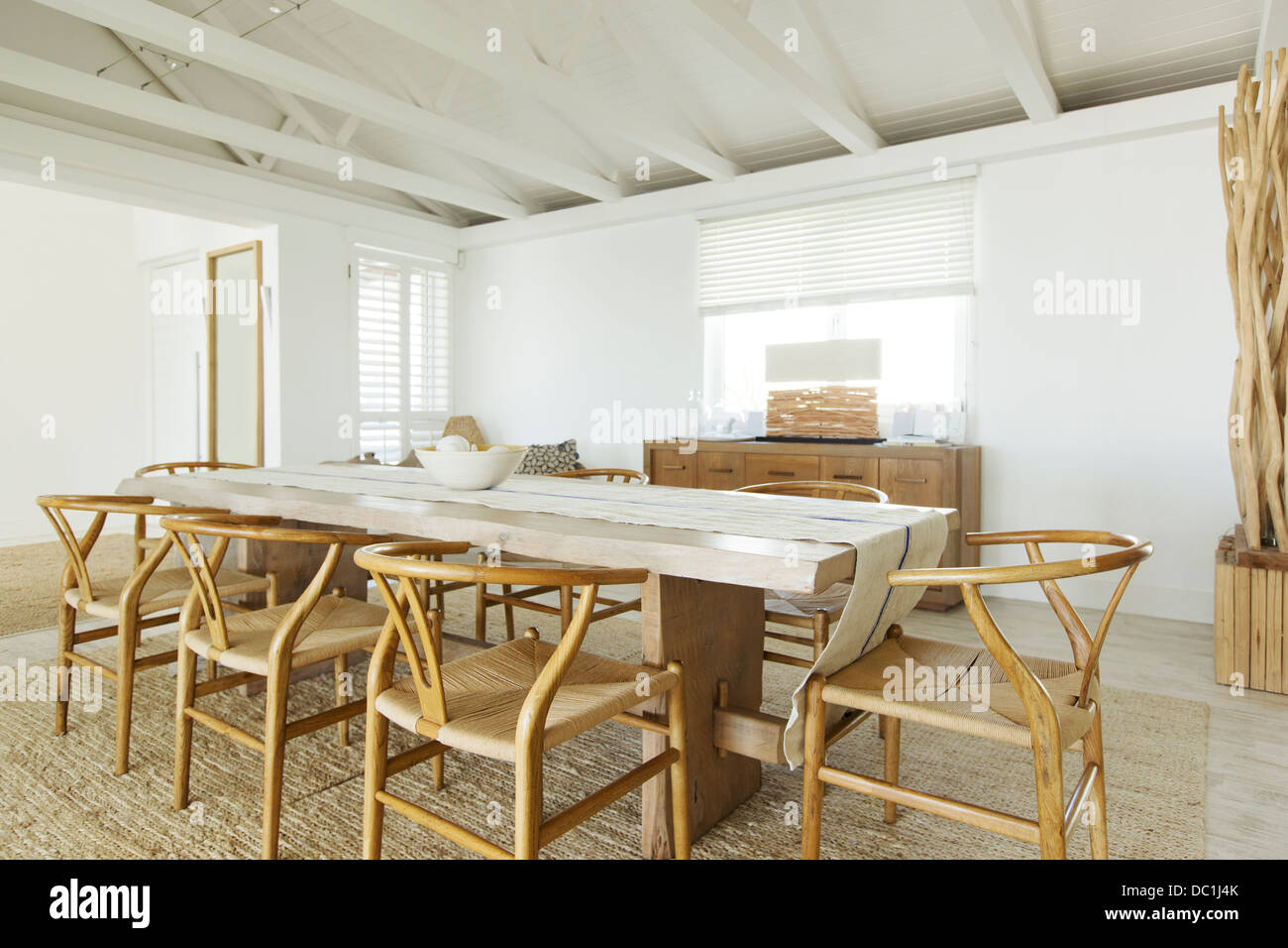Table en bois de salle à manger Banque D'Images