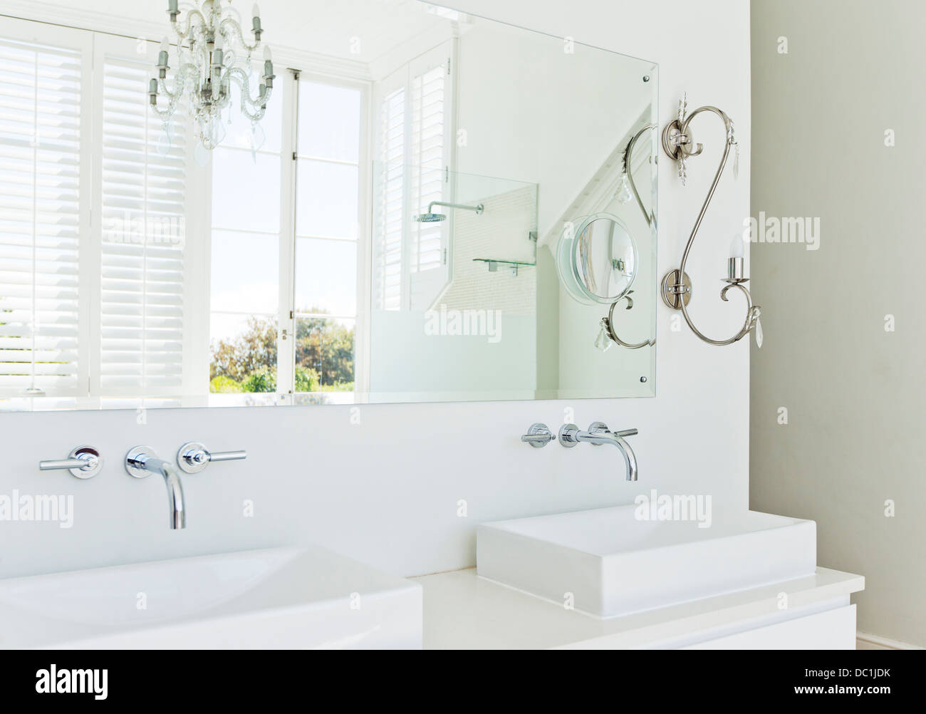Vasque et miroir dans salle de bains moderne Banque D'Images