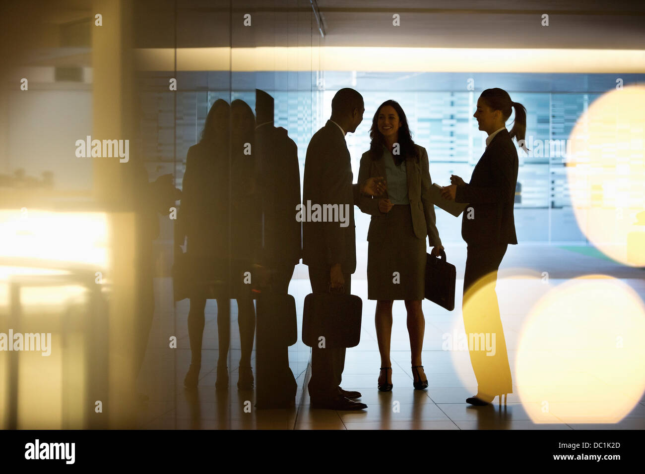 Business people talking in lobby Banque D'Images