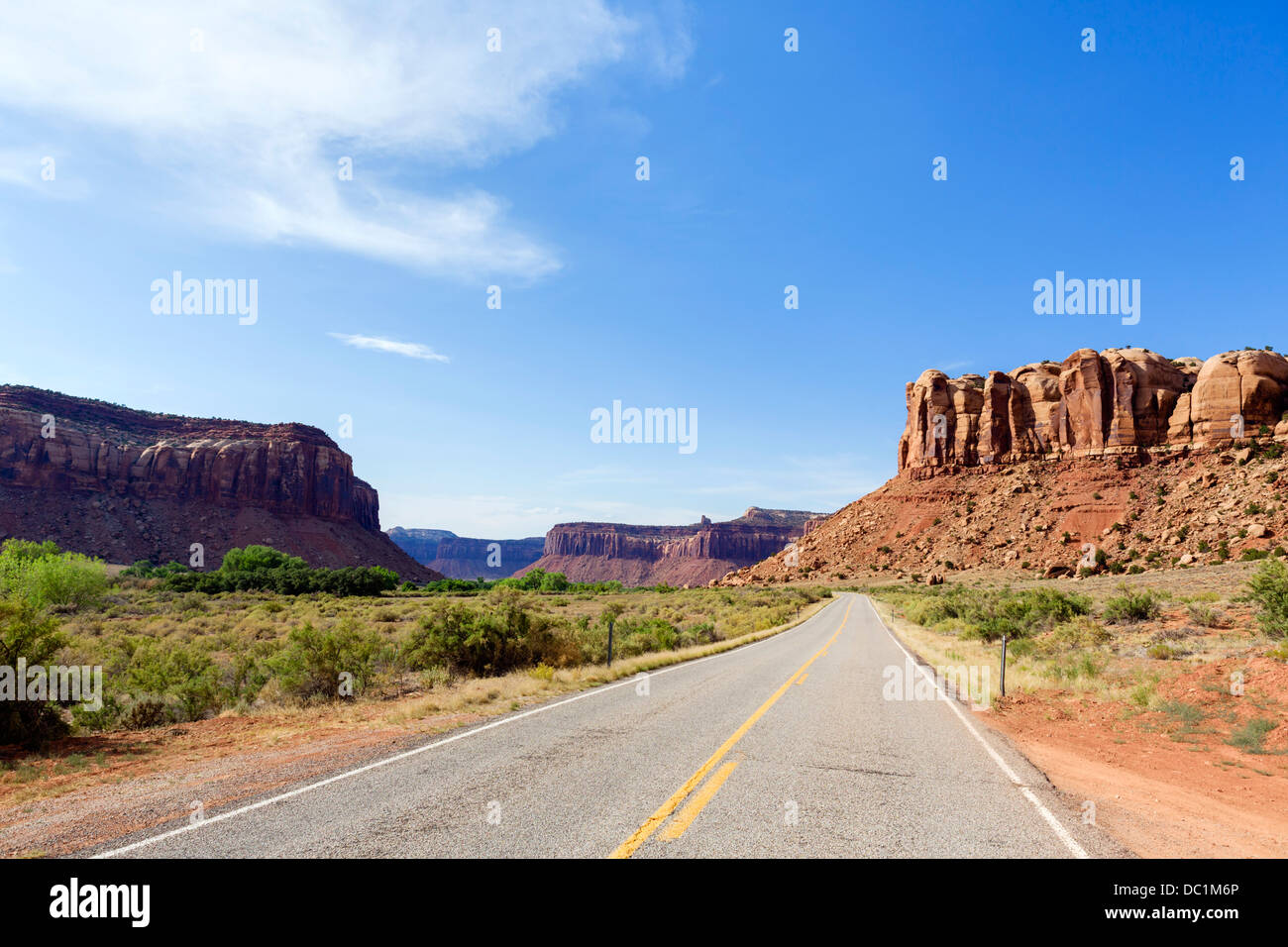 UT 211 State Road qui mène à l'entrée de la section d'aiguilles de Canyonlands National Park, Utah, USA Banque D'Images