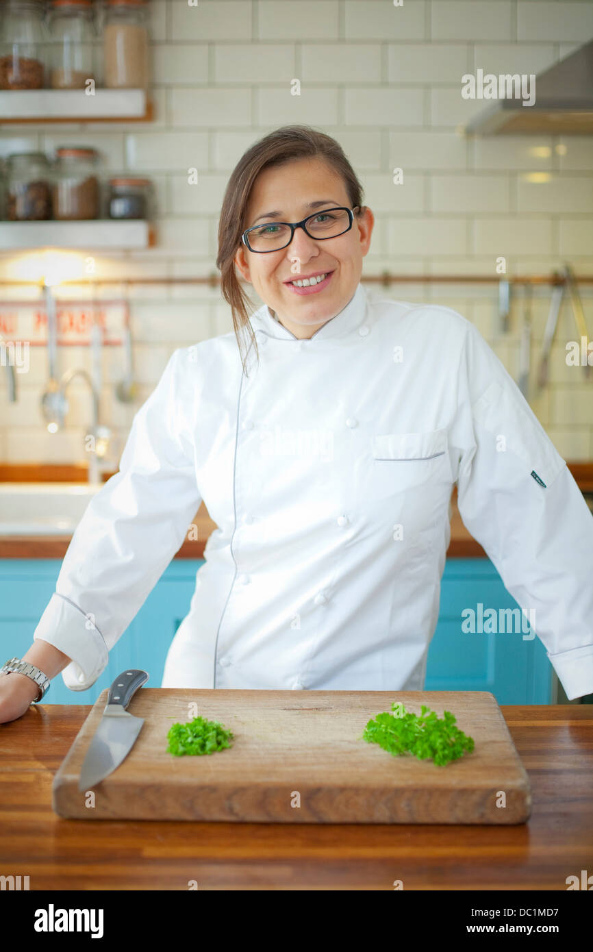 Portrait de femme chef de cuisine commerciale Banque D'Images