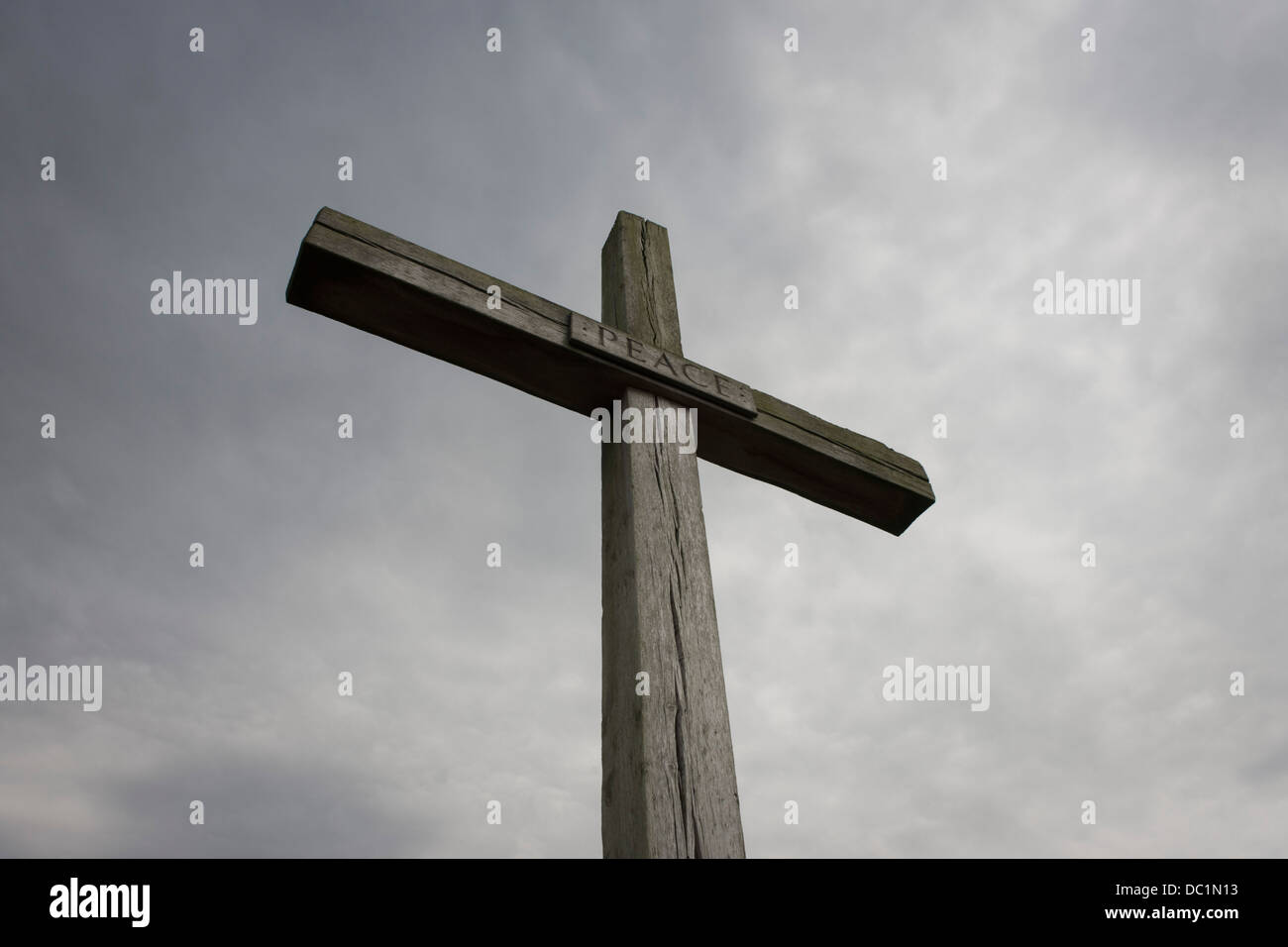 Une croix faite de chêne pédonculé s'élève dans un ciel gris ...