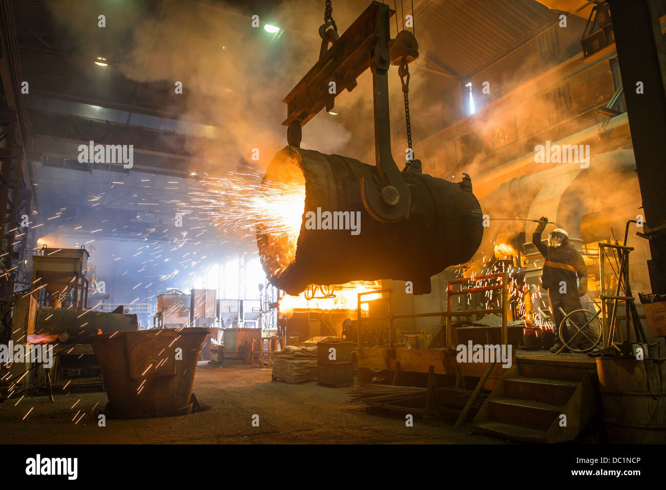 Travailleur de l'acier et le godet de métal en fusion in steel foundry Banque D'Images