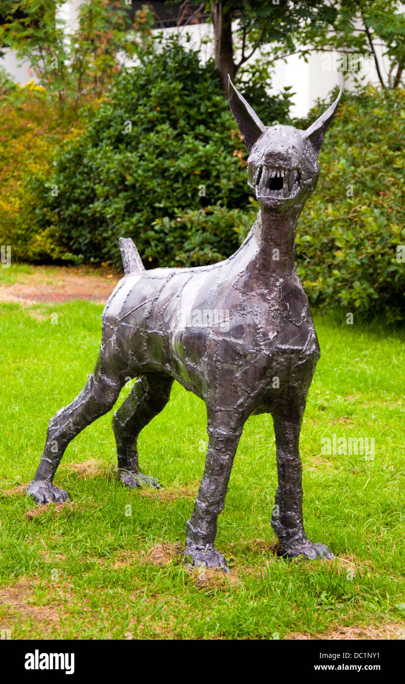 Sculpture de l'artiste irlandais Donnacha Cahill intitulé 'Dog' . Acier doux moyen gravé acide galvanisé situé à l'aéroport de Dublin Irlande Banque D'Images