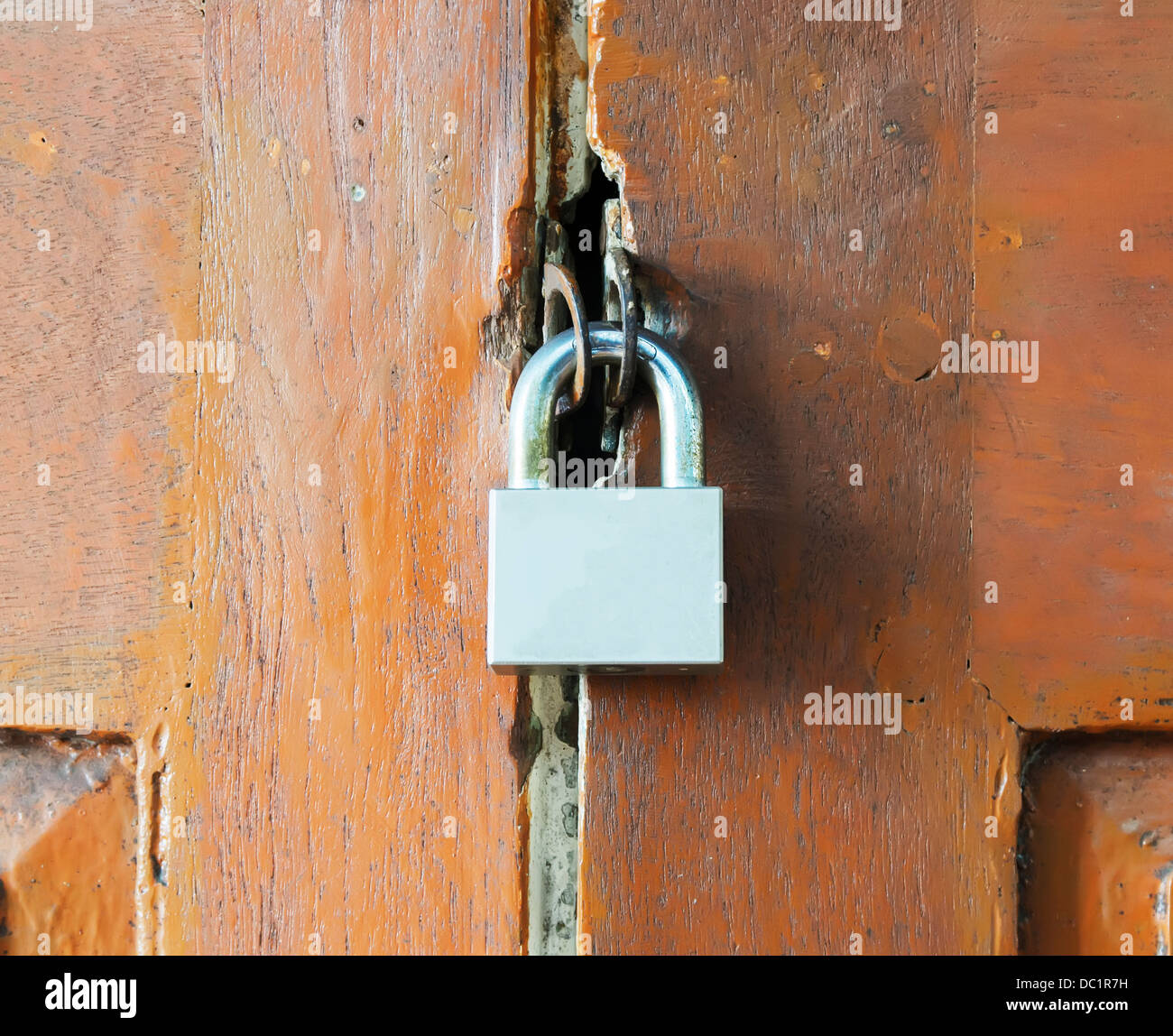 La clé de verrouillage de porte en bois Banque D'Images