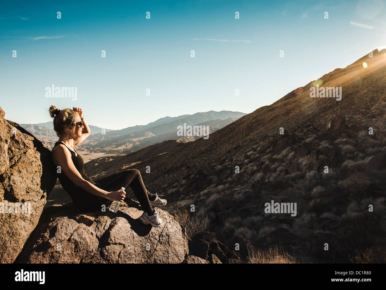 Young hiker looking at view à Palm Springs, Californie, USA Banque D'Images